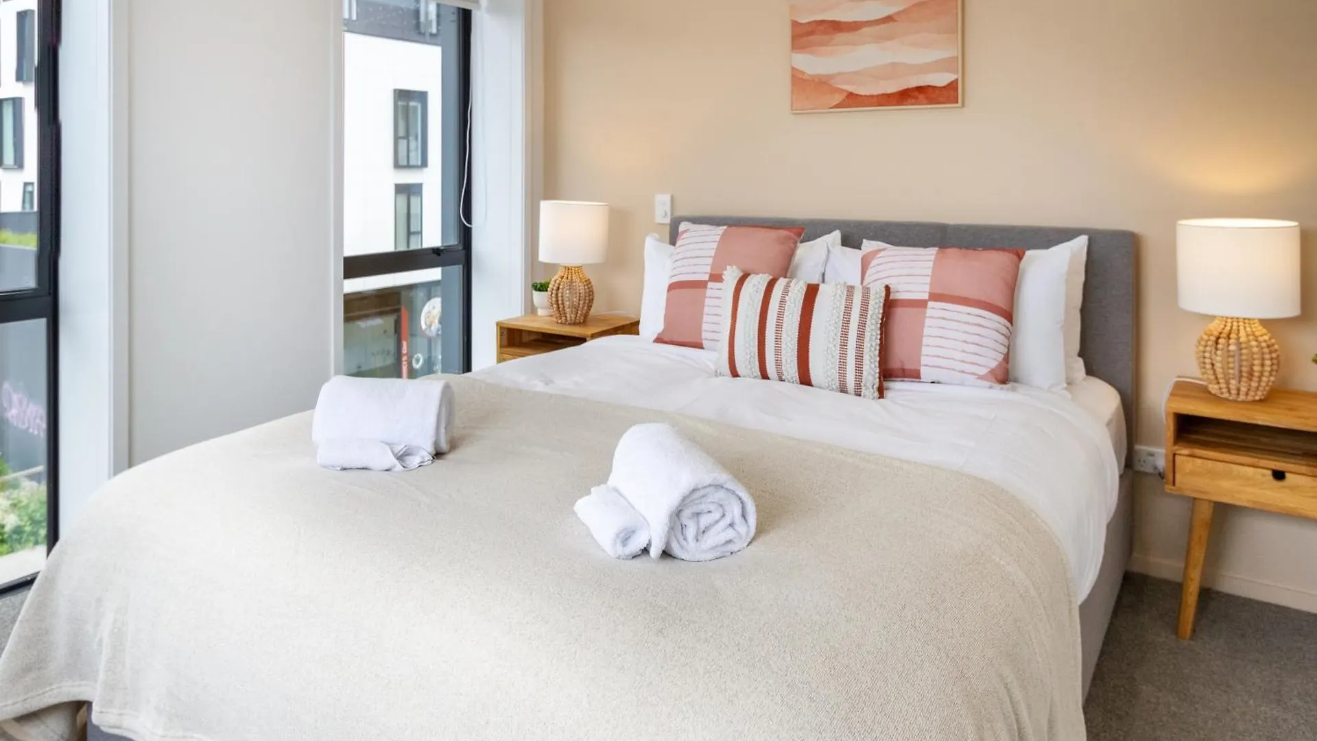 Modern City Lifestyle: 2 Bedroom 1 Bath Christchurch Nieuw-Zeeland