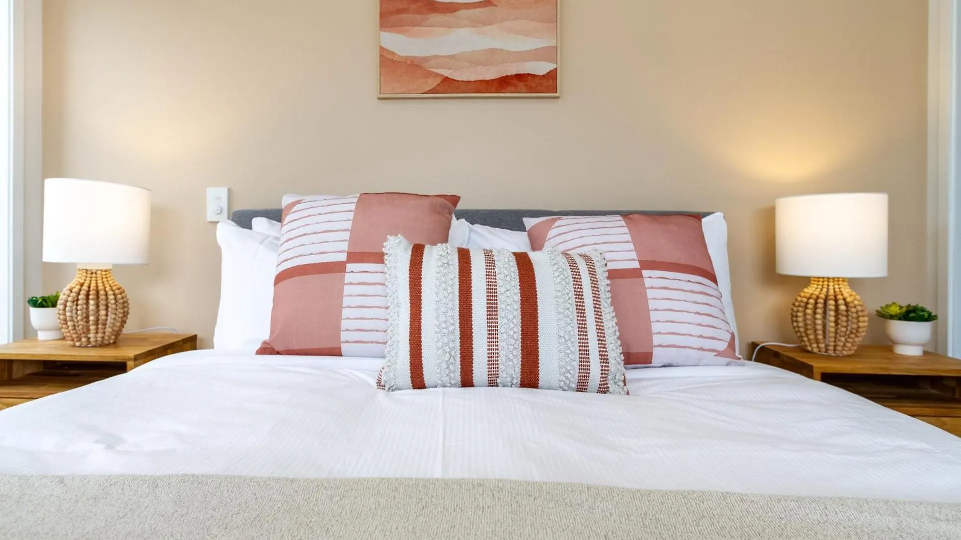Modern City Lifestyle: 2 Bedroom 1 Bath Christchurch Nieuw-Zeeland